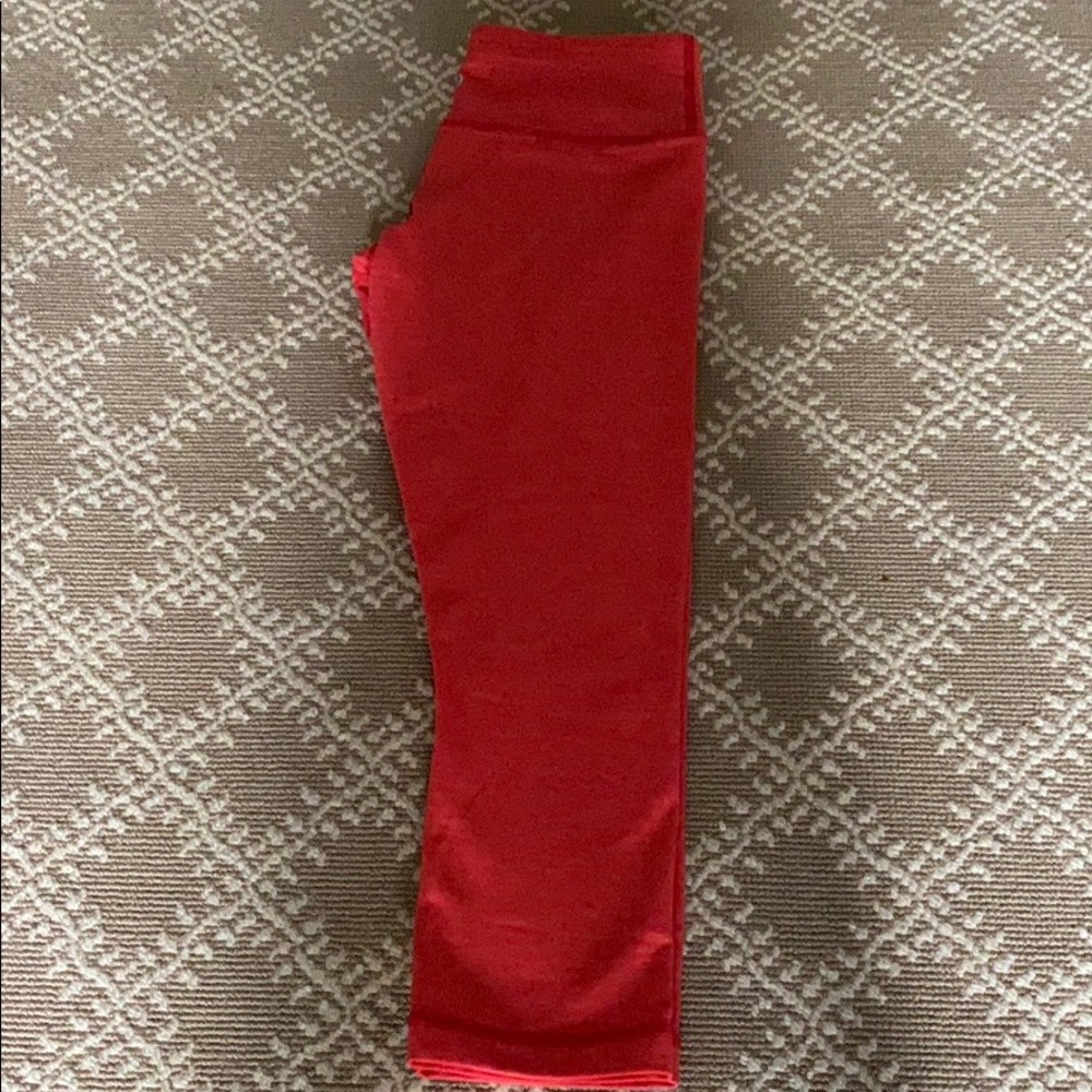 Lululemon wunder under cropped tights.
